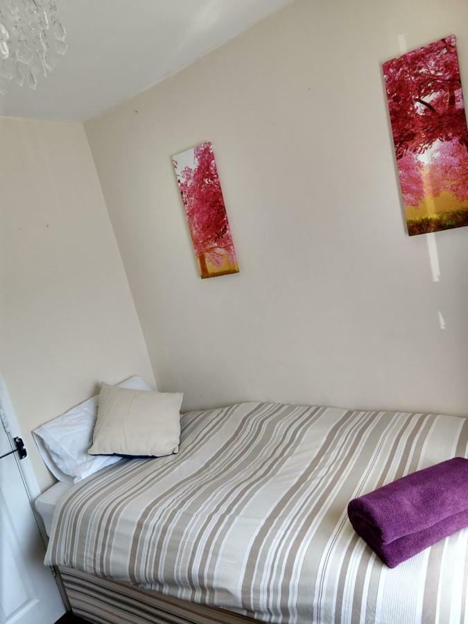 Rowe Gardens - Self Catering - Guesthouse Style - Comfortable Twin Or Double Rooms - Quiet Residential Area Workington Exterior foto